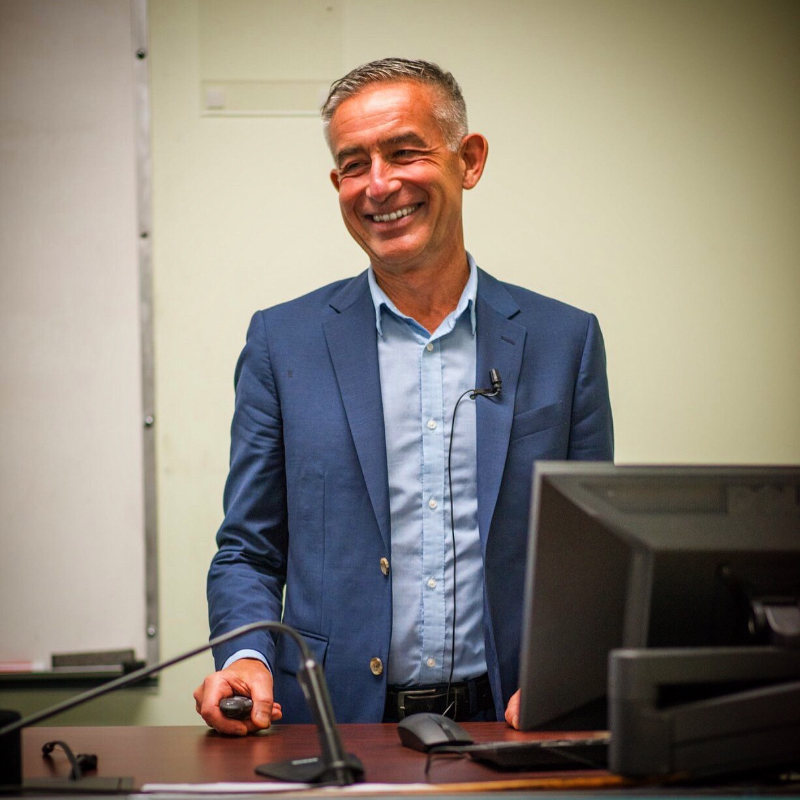 Arno Kroner teaching in a faculty setting